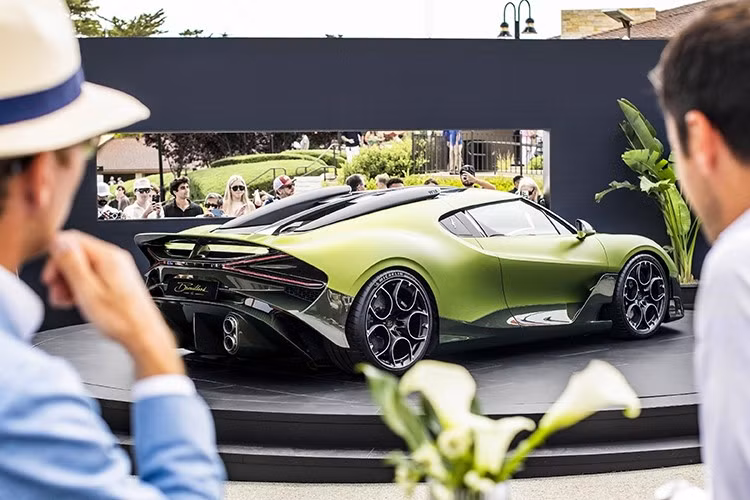 Về thiết kế, Bugatti Brouillard có thể coi là biến thể coupe của mẫu hypercar W16 Mistral từng ra mắt tại Monterey năm 2022. Nếu Mistral sở hữu mui mềm, thì Brouillard lại được trang bị mui cứng cố định kèm cửa sổ trời toàn cảnh.