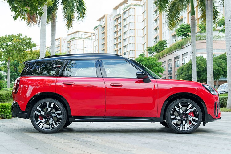 MINI John Cooper Works Countryman thế hệ mới là mẫu xe lớn nhất của thương hiệu Anh Quốc. Countryman thể hiện tinh thần phiêu lưu không giới hạn nhờ hệ dẫn động bốn bánh thông minh ALL4 giúp chinh phục mọi địa hình.