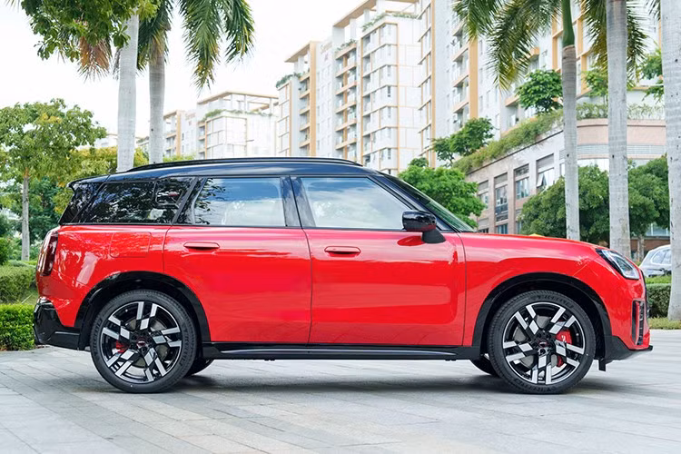 MINI John Cooper Works Countryman thế hệ mới là mẫu xe lớn nhất của thương hiệu Anh Quốc. Countryman thể hiện tinh thần phiêu lưu không giới hạn nhờ hệ dẫn động bốn bánh thông minh ALL4 giúp chinh phục mọi địa hình.
