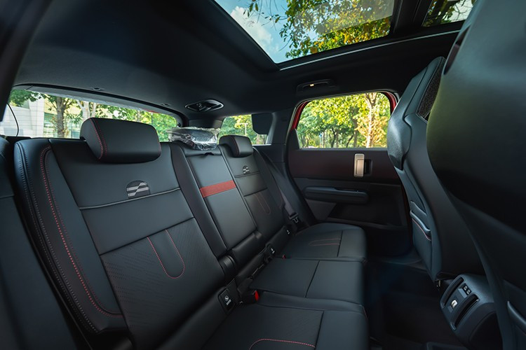 Điểm nhấn trên MINI John Cooper Works thế hệ mới là tính năng độc quyền Boost Mode - chế độ vận hành thể thao trong 10 giây, mang đến trải nghiệm tăng tốc và thoát cua phấn khích.