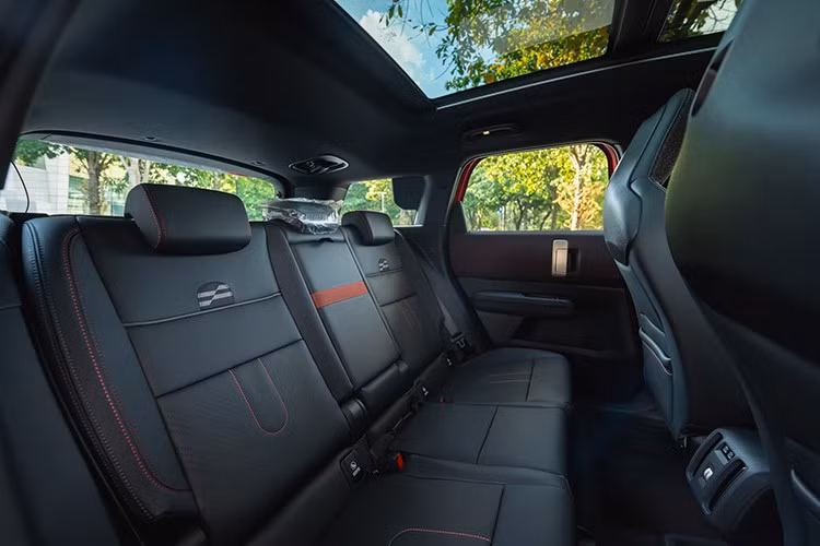 Điểm nhấn trên MINI John Cooper Works thế hệ mới là tính năng độc quyền Boost Mode - chế độ vận hành thể thao trong 10 giây, mang đến trải nghiệm tăng tốc và thoát cua phấn khích.