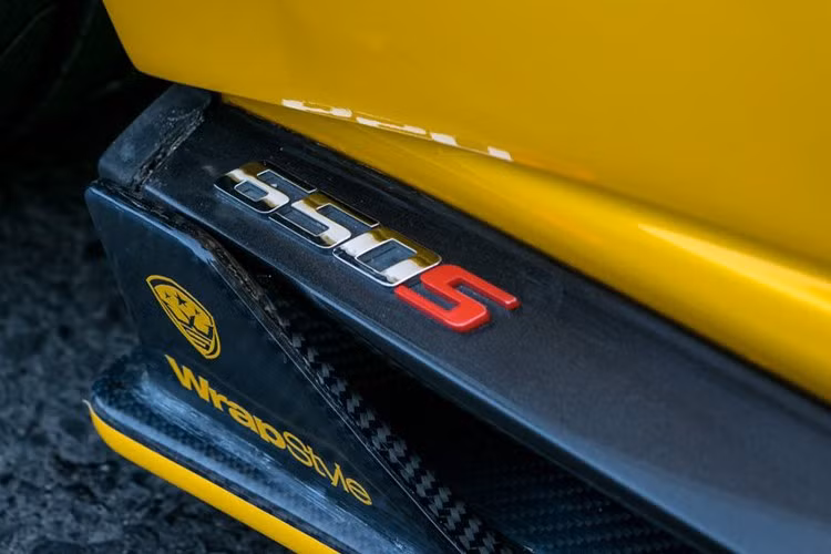 Ngoài ra, chiếc siêu xe McLaren 650S Spider độ Liberty Walk thứ hai tại Việt Nam này cũng có các vòm bánh xe được nới rộng theo phong cách đặc trưng của hãng độ đến từ Nhật Bản.