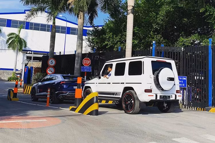 Chiếc SUV hạng sang Mercedes-AMG G63 Edition One này được một đại lý nhập khẩu tư nhân đưa về, giá trị xe rơi vào khoảng 13 tỷ đồng và chính thức về garage doanh nhân ngành nhựa vào tháng 5/2019, sau đó anh "chuyển nhượng" lại sang cho con gái của mình.