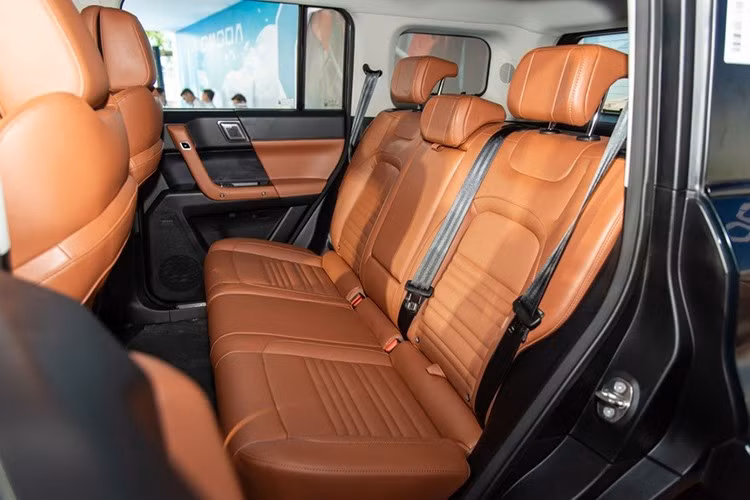 Jaecoo J6 AWD được trang bị 2 mô-tơ điện nằm trên 2 cầu, tạo ra công suất tổng cộng 275 mã lực và mô-men xoắn cực đại 385 Nm. Nhờ đó, xe có thể tăng tốc từ 0-100 km/h trong 6,5 giây và đạt tốc độ tối đa 150 km/h.