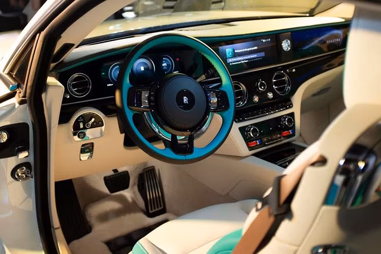Về nội thất, bên trong khoang cabin của Rolls-Royce Spectre sở hữu nhiều tiện ích hiện đại như: Vô lăng 3 chấu, tích hợp các phím chức năng, bảng đồng hồ kỹ thuật số nối liền với màn hình cảm ứng trung tâm, ghế bọc da...