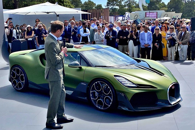 Bugatti đã chính thức trình làng mẫu siêu xe độc bản Brouillard. Đây là dự án đầu tiên thuộc chương trình Programme Solitaire, lấy cảm hứng từ truyền thống chế tác thân xe thủ công (coachbuilding) của Bugatti trong thế kỷ XX.