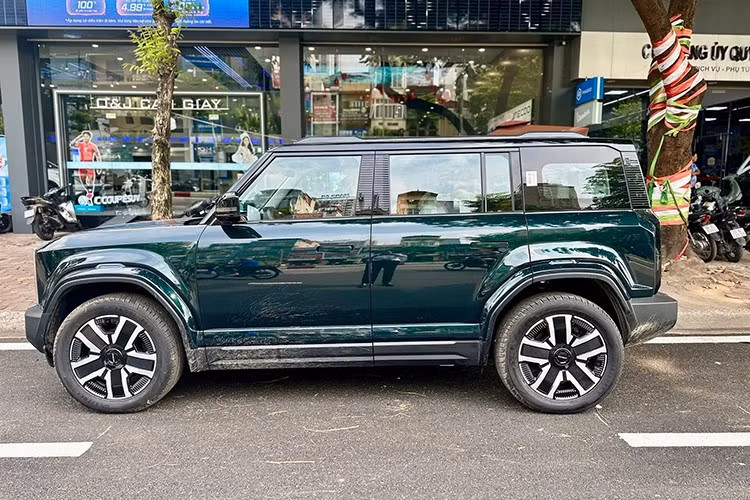 Là mẫu SUV thuần điện, Jaecoo J6 sở hữu phần đầu xe kín thay cho lưới tản nhiệt truyền thống. Ngôn ngữ thiết kế dạng hộp cũng được áp dụng trên J6, tương tự "đàn anh" J7. Hệ thống chiếu sáng dùng đèn LED kết hợp dải đèn ban ngày bố trí dọc.