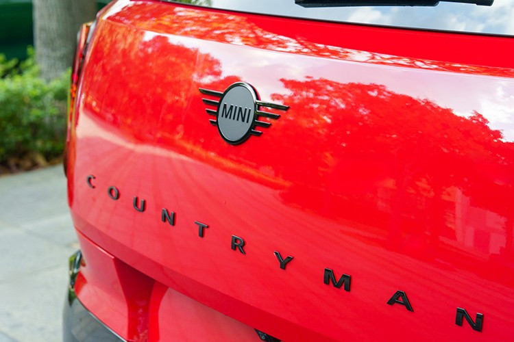 Phía sau xe trang bị đèn hậu dọc Signature John Cooper Works thẳng đứng, logo MINI đen và tên Countryman đặt ngang, giúp đuôi xe trở nên bề thế hơn.