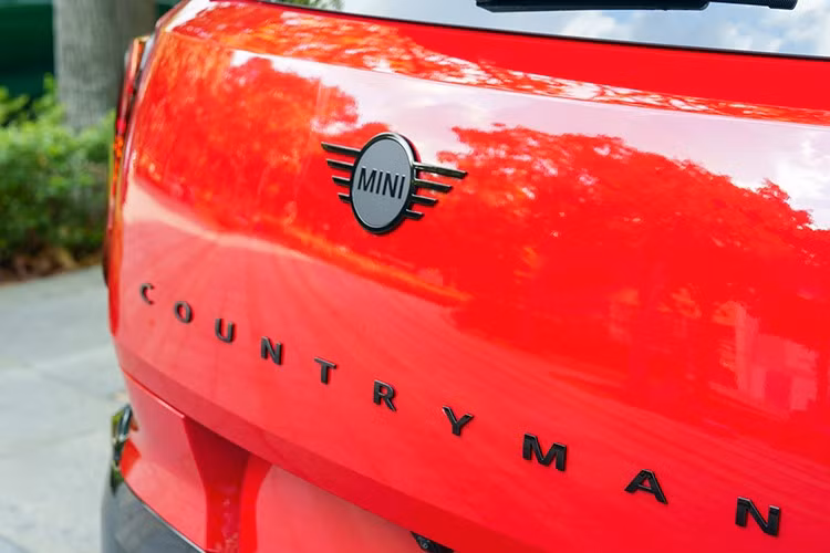 Phía sau xe trang bị đèn hậu dọc Signature John Cooper Works thẳng đứng, logo MINI đen và tên Countryman đặt ngang, giúp đuôi xe trở nên bề thế hơn.