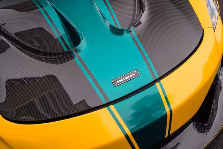 Siêu xe McLaren 650S Spider này chính là xe độ Liberty Walk thứ hai tại Việt Nam, và nó có sự khác biệt so với chiếc của thiếu gia Dương Kon - chồng siêu mẫu Ngọc Thạch ở phần nắp capô phía trước của xe được lấy cảm hứng từ mẫu siêu xe hypercar McLaren P1.