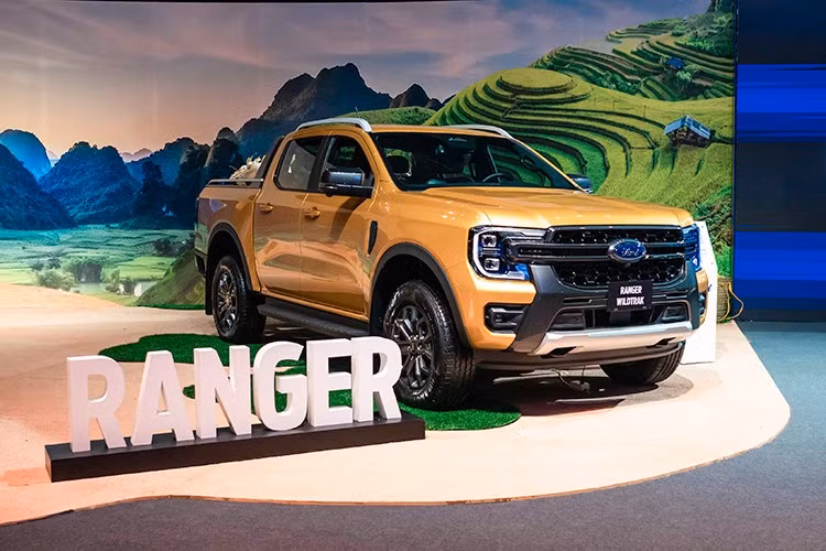 Ford Ranger: 1.598 xe ﻿Ford Ranger bất ngờ vượt lên dẫn đầu doanh số xe động cơ đốt trong tại Việt Nam với 1.598 xe, tăng 14% so với tháng 6, đồng thời nâng doanh số lũy kế năm 2025 lên 9.383 chiếc. Thành tích này khiến Mitsubishi Xpander - "quán quân" của tháng trước - phải lùi xuống vị trí thứ ba.