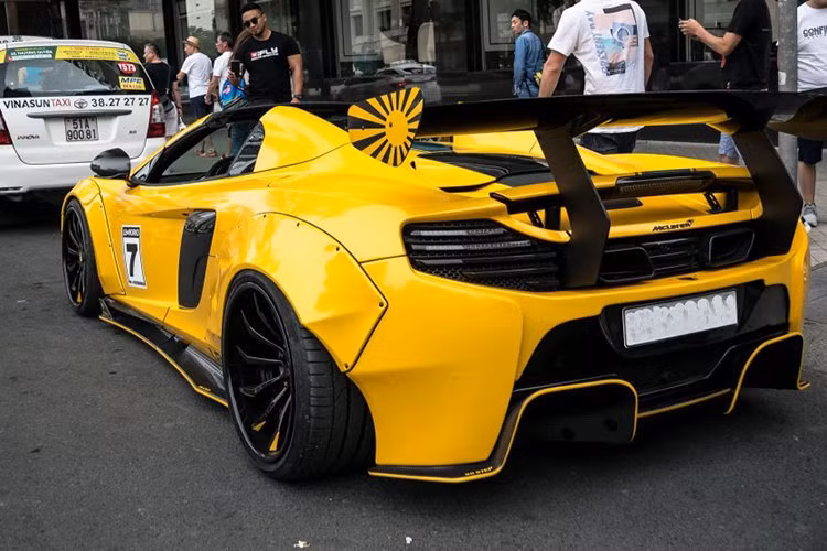 Động cơ kết hợp cùng hộp số tự động ly hợp kép 7 cấp và hệ dẫn động cầu sau, nhờ đó, siêu xe mui trần McLaren 650S Spider chỉ mất thời gian 3 giây là có thể tăng tốc từ vị trí xuất phát lên 100 km/h trước khi đạt vận tốc tối đa 328 km/h.