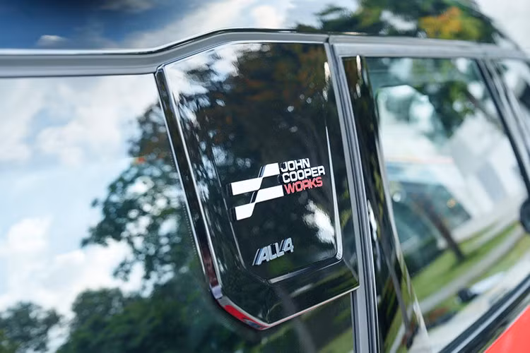 Xe trang bị chìa khóa thông minh Comfort Access, các tính năng hỗ trợ lái như: hệ thống hỗ trợ lái nâng cao Driving Assistant Plus, hỗ trợ đỗ xe tự động tích hợp Camera toàn cảnh, hiển thị HUD và kết nối Connected+ Unlimited.