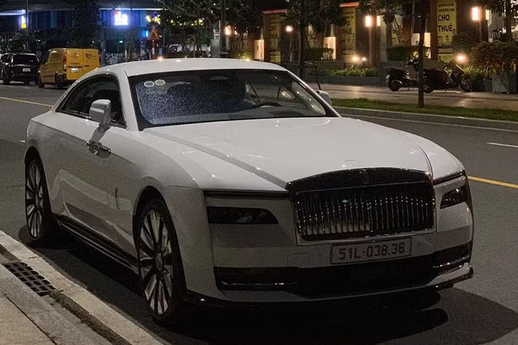 Minh Nhựa đặt mua chiếc coupe siêu sang Spectre, mẫu xe điện đầu tiên của hãng xe Rolls-Royce cách đây hơn 1 năm, và chỉ mới được bàn giao chính hãng vào tháng 7 đầu năm ngoái, sau đó, anh đã đấu giá biển số đẹp 51L-038.38 cho hợp với chiếc Rolls-Royce Ghost mang biển 56S-3838.