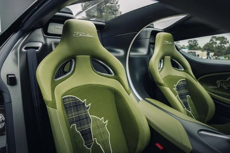 Hình ảnh chú ngựa này còn được lặp lại ở nhiều chi tiết khác như tapi cửa, cần số pha lê hay huy hiệu sau ghế. Trên bệ bước chân, dòng chữ “Brouillard 1/1” nhấn mạnh tính độc nhất vô nhị của siêu phẩm.