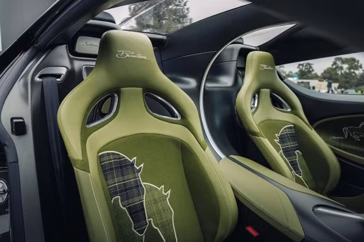 Hình ảnh chú ngựa này còn được lặp lại ở nhiều chi tiết khác như tapi cửa, cần số pha lê hay huy hiệu sau ghế. Trên bệ bước chân, dòng chữ “Brouillard 1/1” nhấn mạnh tính độc nhất vô nhị của siêu phẩm.