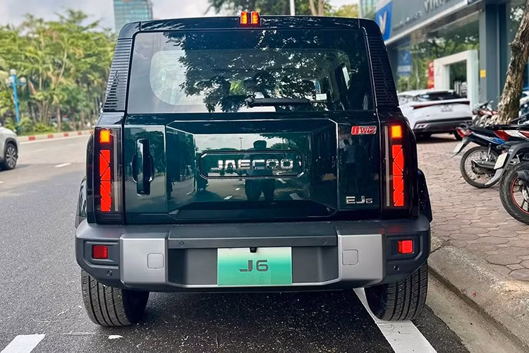 Thiết kế đuôi xe vuông vắn, cụm đèn hậu dọc tạo sự đồng bộ với phần đầu. Cửa hậu mở ngang, tuy nhiên phiên bản xuất hiện tại thị trường Việt Nam không đi kèm hộp chứa đồ gắn ngoài như ở thị trường quê nhà Trung Quốc.