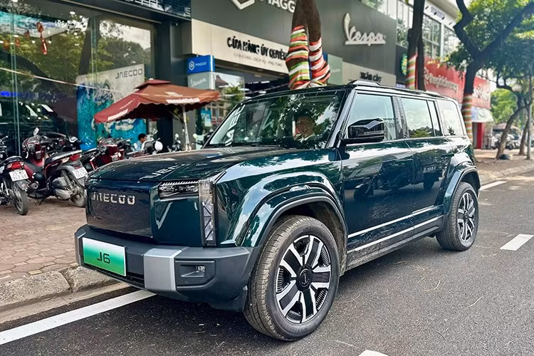 Mới đây, Jaecoo J6 2025 - mẫu SUV địa hình chạy điện của tập đoàn Chery - đã lăn bánh và xuất hiện trọng một sự kiện tại Hà Nội, trước thời điểm ra mắt thị trường Việt Nam dự kiến vào khoảng tháng 9 tới đây.