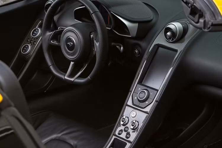 Phuộc hơi của Air Rex giúp xe McLaren 650S Spider độ Liberty Walk có thể nâng khoảng sáng gầm lên cao nhất hơn 18 cm so với mặt đường. Phía sau chiếc siêu xe McLaren 650S Spider độ Liberty Walk còn có cánh gió đuôi cỡ lớn bằng carbon.