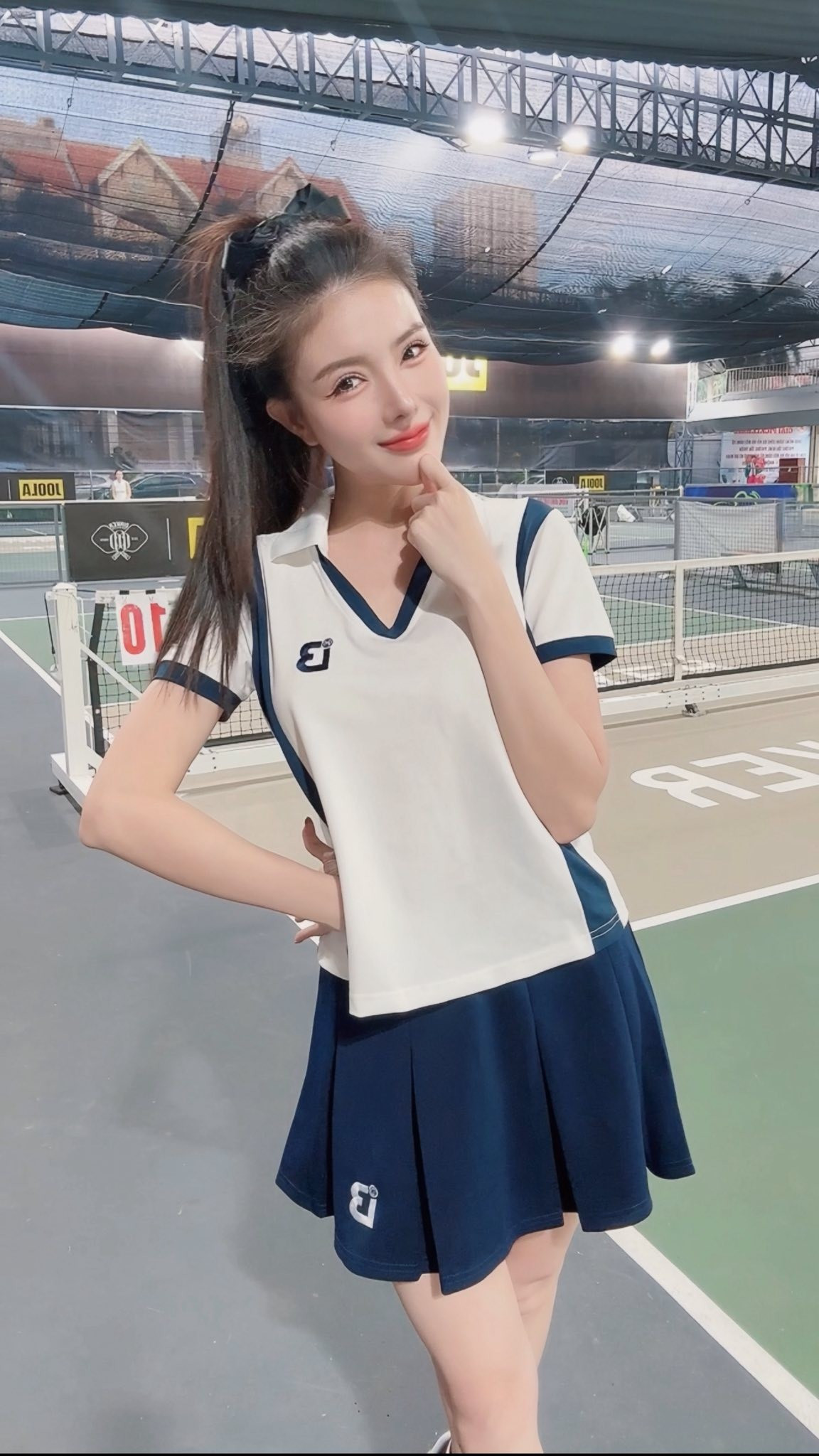 Trong những hình ảnh được chia sẻ, Lilly Luta diện bộ đồ thể thao gọn gàng với áo polo và chân váy năng động, kết hợp cùng giày thể thao chuyên dụng.