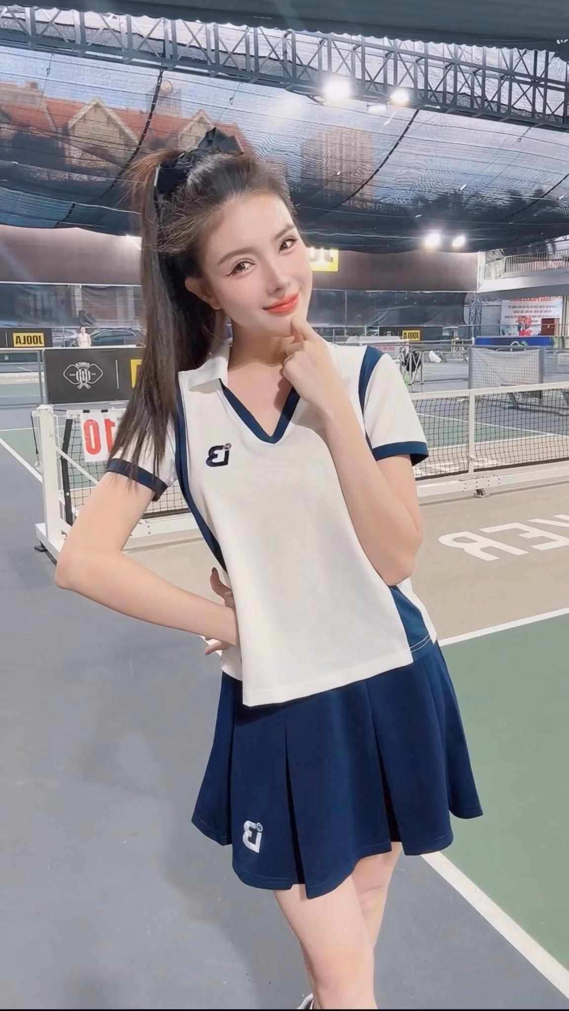 Trong những hình ảnh được chia sẻ, Lilly Luta diện bộ đồ thể thao gọn gàng với áo polo và chân váy năng động, kết hợp cùng giày thể thao chuyên dụng.