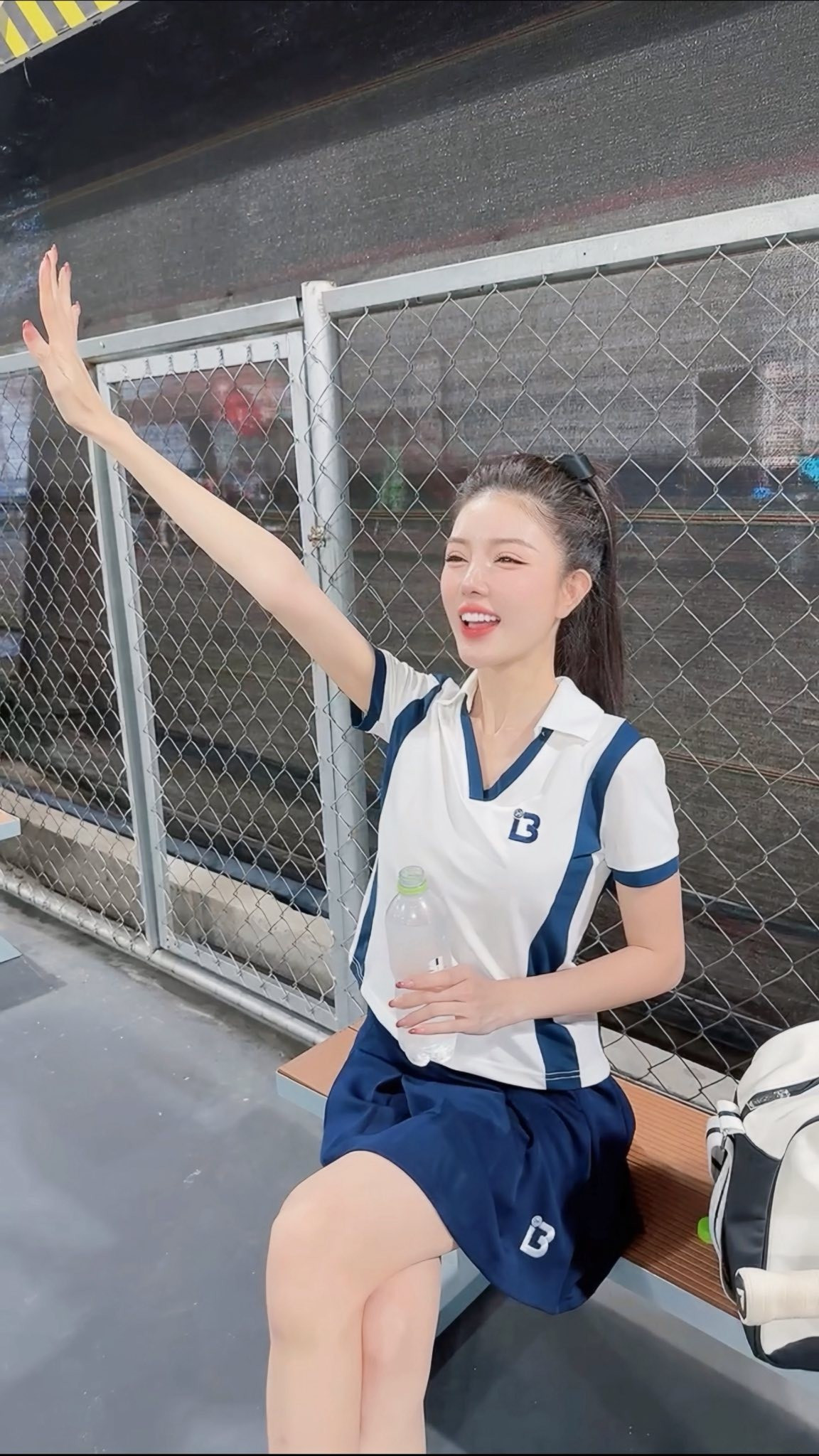 Dù không phải bikini hay trang phục hở vai, 'búp bê sống' này vẫn khoe được vóc dáng cân đối, mảnh mai và đôi chân thon gọn.