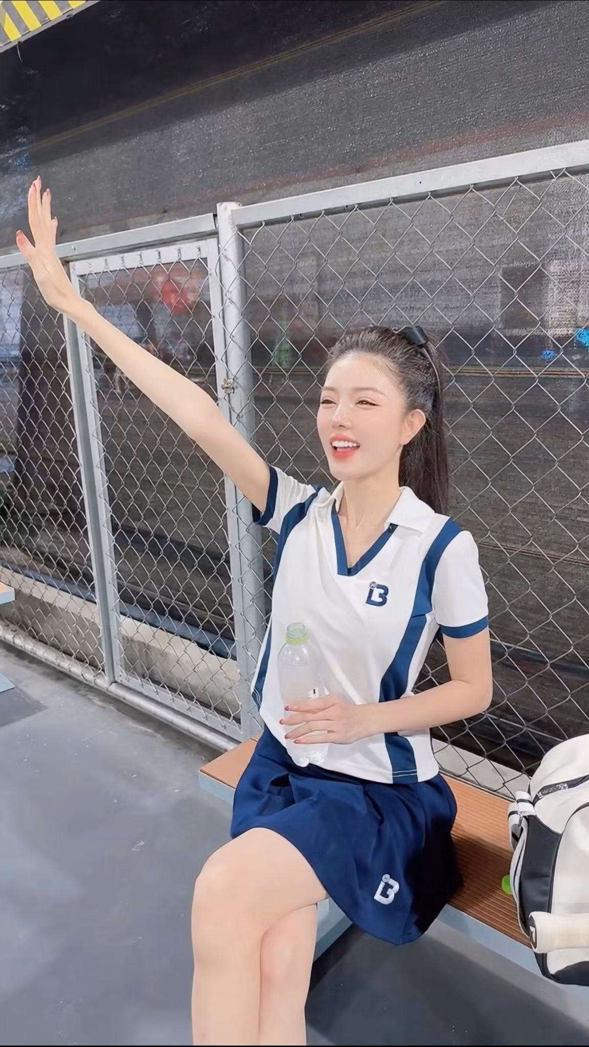 Dù không phải bikini hay trang phục hở vai, 'búp bê sống' này vẫn khoe được vóc dáng cân đối, mảnh mai và đôi chân thon gọn.