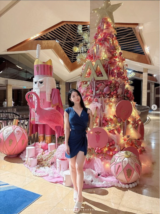 Điểm chí mạng trên cơ thể của Janie Park chính là đường cong S-line trứ danh, uốn lượn mềm mại nhưng đầy uy lực. Vòng eo "con kiến" thắt chặt đến khó tin làm nổi bật lên cơ bụng số 11 săn chắc, rõ nét - niềm mơ ước của hàng triệu cô gái.