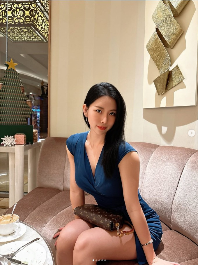 Nhưng chưa dừng lại ở đó, sự quyến rũ tột cùng của Janie Park lại nằm ở vòng ba căng tròn, nảy nở đúng chuẩn "hông quả táo".