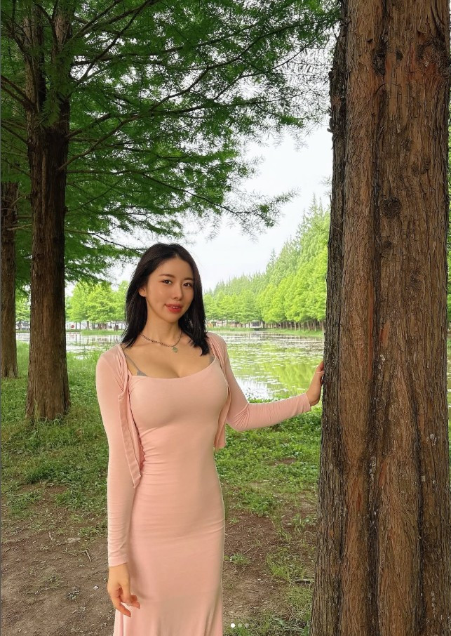 Sức hút của Janie Park đến từ sự tương phản đầy mê hoặc, đúng chuẩn khái niệm "Bagel Girl" (Baby face - Glamour body) mà người Hàn tôn sùng.