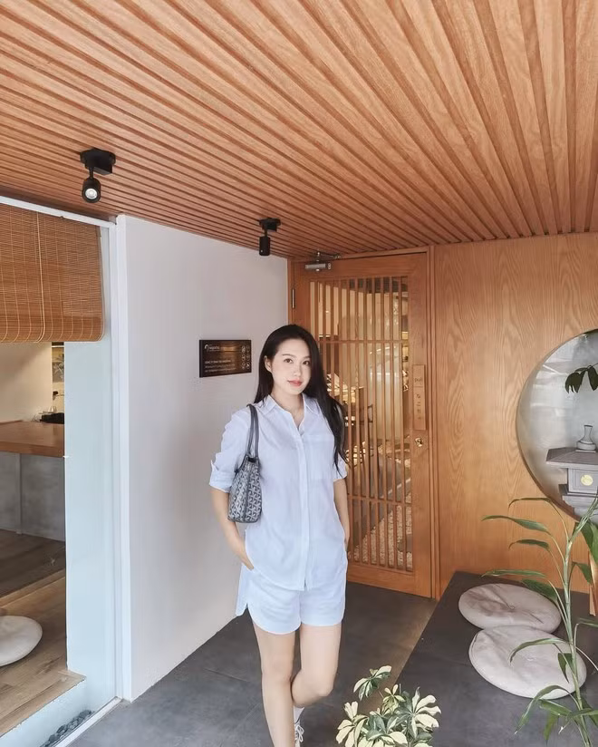 Người đẹp 10X cũng khéo méo mix match theo nhiều kiểu để luôn mặc đẹp mà không bị nhàm chán.