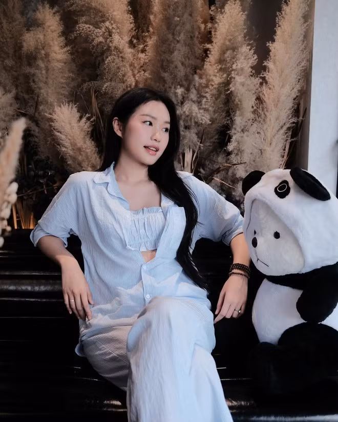 Không thể thiếu công thức bất bại là áo sơ mi phối với quần dài. Nhưng thay vì chọn quần kiểu form cứng, thô mang hướng street style, bà xã Đoàn Văn Hậu ưu tiên quần vải mềm để tối ưu sự nhẹ nhàng, mát mẻ mà vẫn thanh lịch.