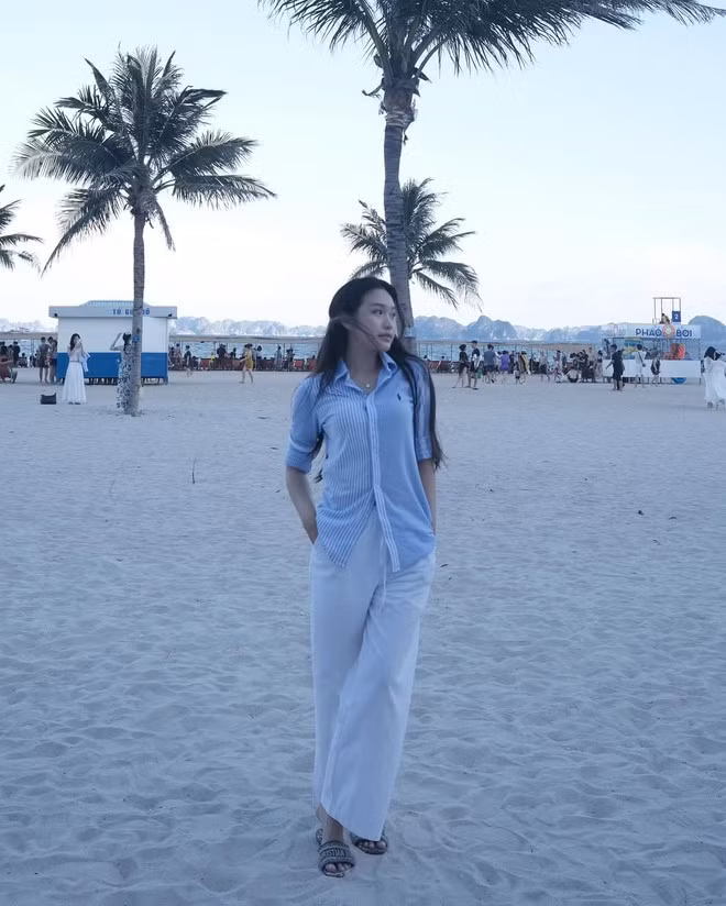 Những kiểu áo sơ mi Doãn Hải My mê nhất có lẽ là áo sơ mi trắng, xanh dương pastel hoặc kẻ xanh trắng.