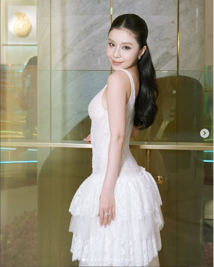 Khi đêm xuống, trong một bức ảnh khác, Quỳnh Thi ngồi trên chiếc ghế sofa lười (cabana) được thắp sáng lung linh. Cô nàng nở nụ cười rạng rỡ, khoe trọn vẻ đẹp tươi tắn và thần thái hạnh phúc. Dưới ánh đèn vàng ấm áp, làn da trắng sứ và vóc dáng cân đối của cô càng trở nên nổi bật.