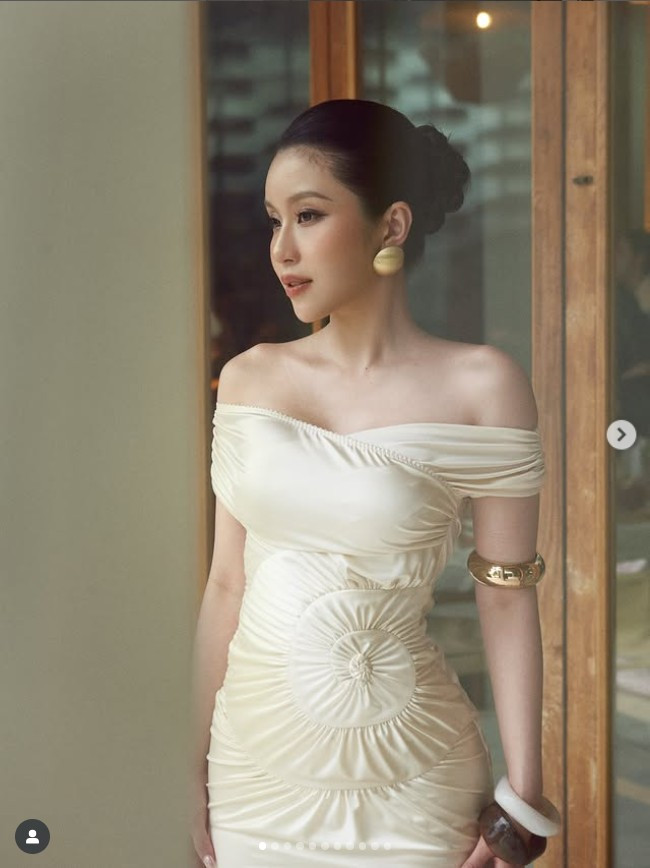 Loạt ảnh mừng tuổi mới của Quỳnh Thi nhanh chóng nhận được "bão" lời khen từ bạn bè và người hâm mộ. Nhiều người bày tỏ sự ngưỡng mộ trước vóc dáng "chuẩn không cần chỉnh" và nhan sắc ngày càng mặn mà, quyến rũ của cô ở tuổi 27.