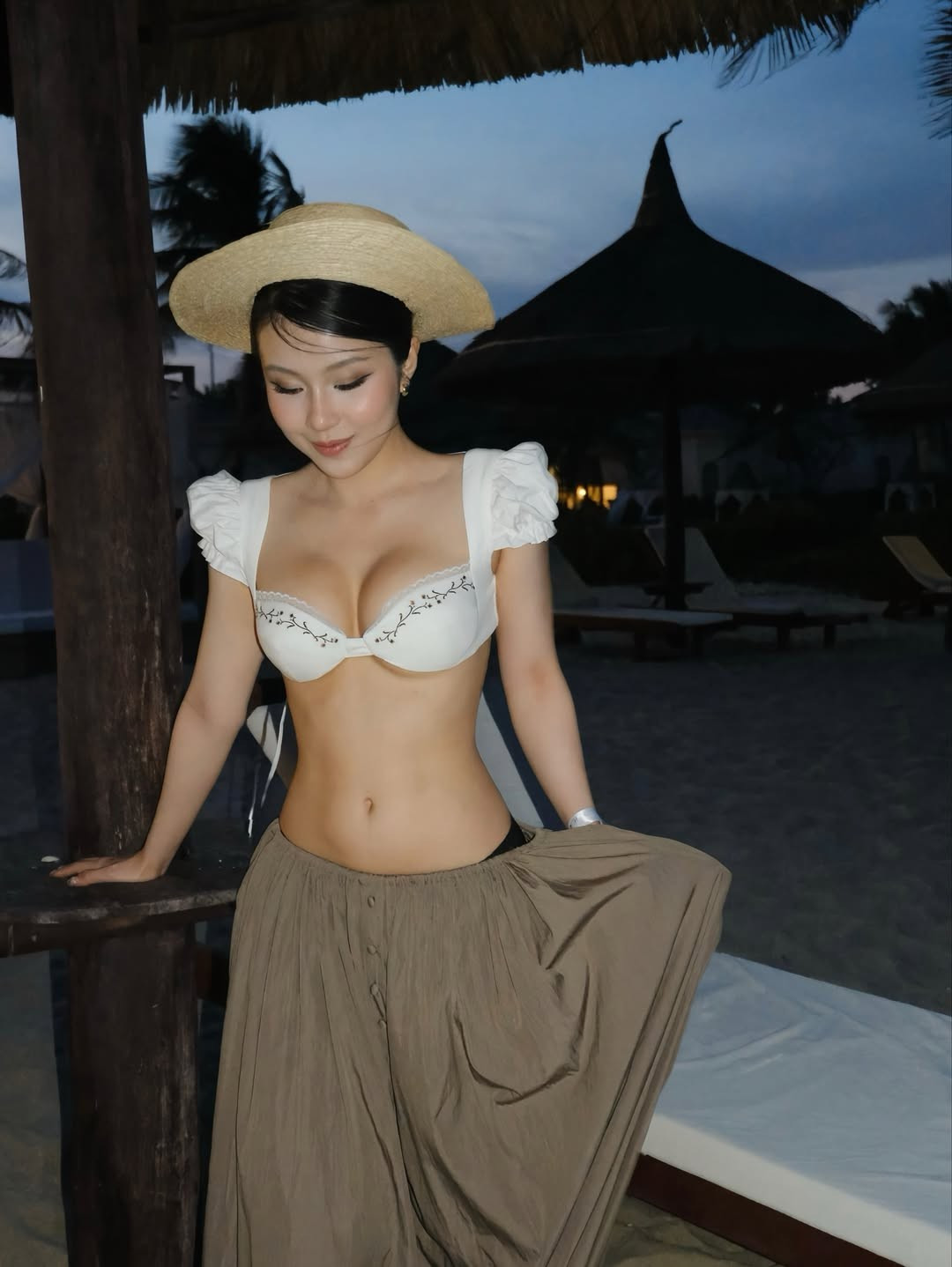 Mới đây, nhân dịp đón tuổi 27, TikToker Quỳnh Thi đã tự thưởng cho mình một chuyến nghỉ dưỡng sang chảnh tại một resort cao cấp ở Cam Ranh. Trên trang cá nhân, cô nàng "đốt mắt" cộng đồng mạng bằng loạt ảnh khoe sắc vóc ngày càng thăng hạng.