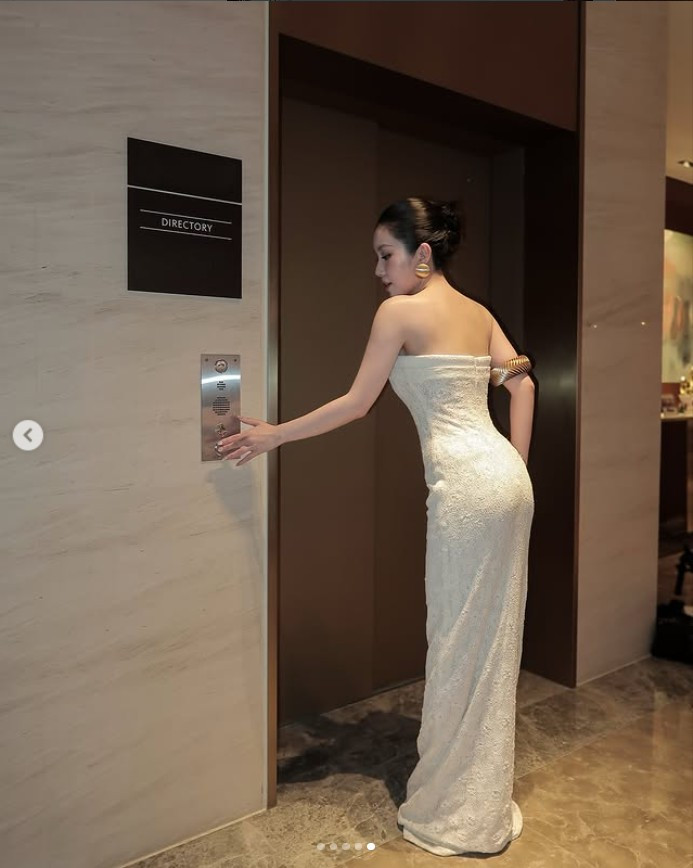 Từ bỏ theo đuổi hình tượng ngọt ngào, nữ tính, Quỳnh Thi thay đổi hoàn toàn, chuyển hướng sang phong cách nóng bỏng, quyến rũ. Cô tự tin khoe dáng với những mẫu áo tắm có thiết kế táo bạo, gợi cảm.