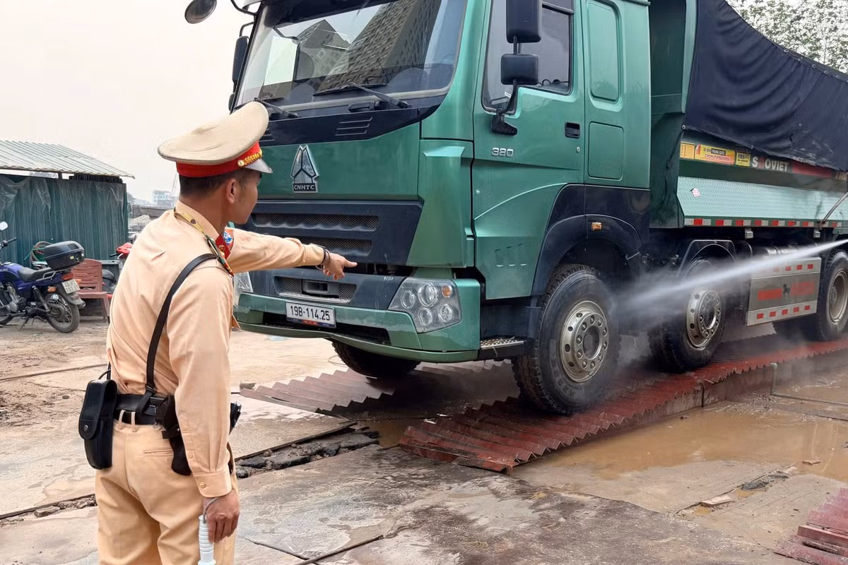 Bên cạnh đó, nhằm ngăn chặn tình trạng xe tải chở vật liệu xây dựng làm rơi vãi bùn đất, gây mất trật tự an toàn giao thông, lực lượng CSGT đã bố trí các tổ công tác kiểm soát chặt chẽ tại khu vực cổng công trình. Qua đó, kịp thời phát hiện, xử lý nghiêm các trường hợp vi phạm, yêu cầu khắc phục ngay các điều kiện an toàn trước khi phương tiện tham gia giao thông.