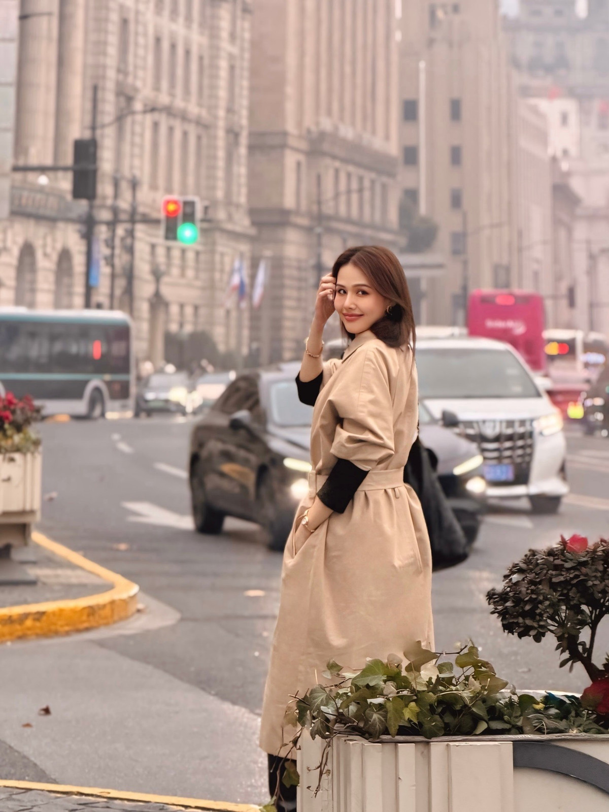 Diện trench coat thanh lịch giữa khung cảnh thành phố hiện đại, cựu hot girl Hà thành là Phanh Lee tiếp tục chứng minh đẳng cấp nhan sắc và thần thái sang chảnh hiếm ai bì kịp.