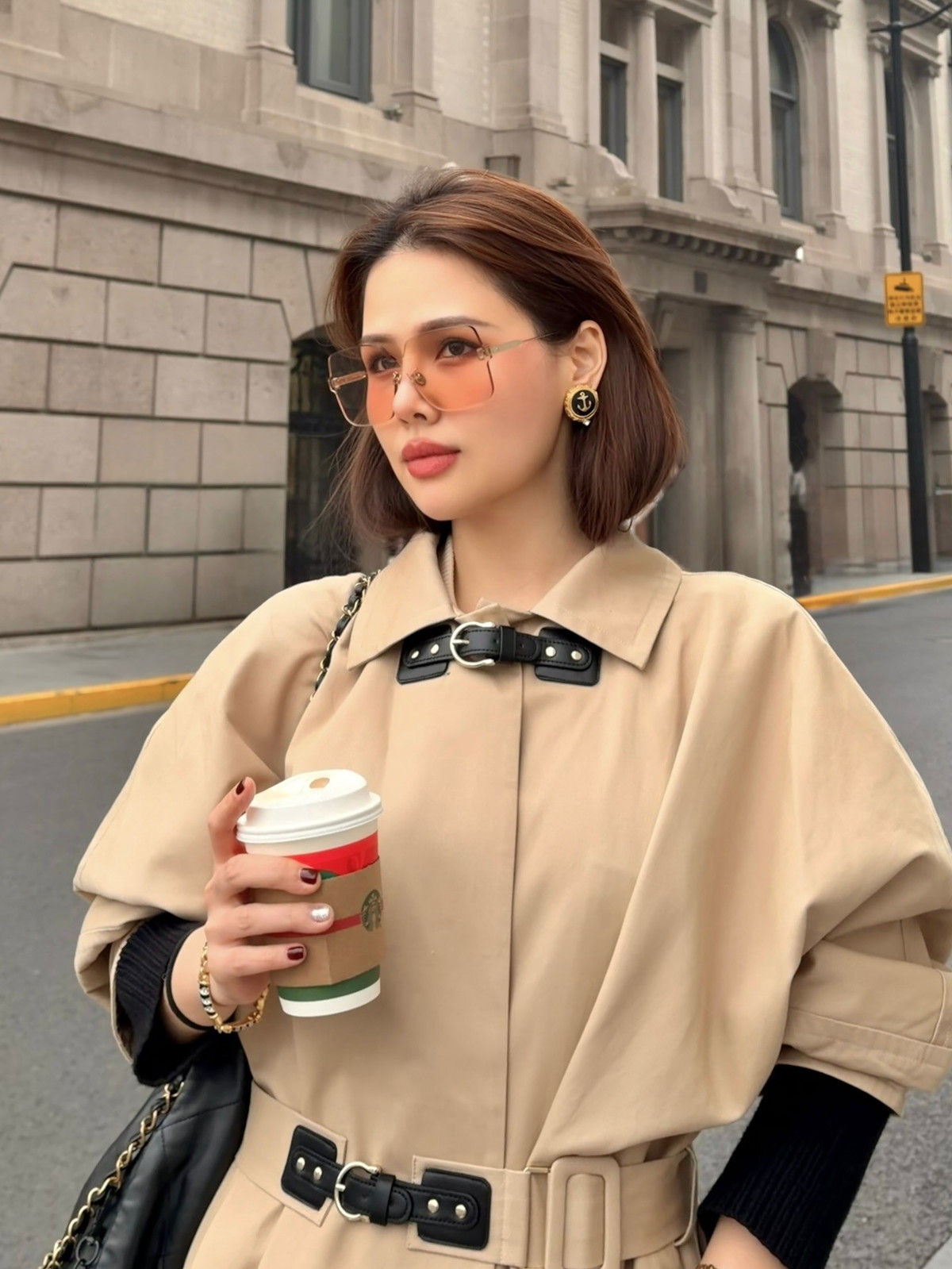 Tông màu trung tính càng làm nổi bật làn da trắng mịn và thần thái sang trọng vốn là “thương hiệu” của Phanh Lee.