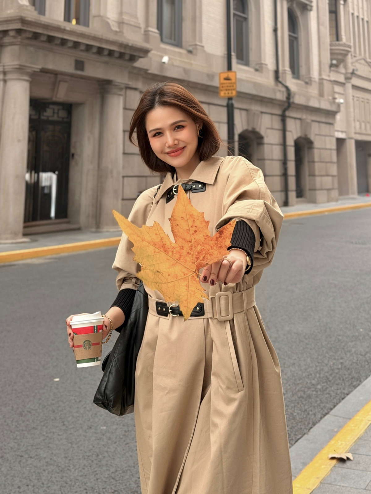 Không cần tạo dáng cầu kỳ, Phanh Lee vẫn dễ dàng thu hút mọi ánh nhìn chỉ với những khoảnh khắc dạo phố đầy ngẫu hứng. Giữa bối cảnh những tòa nhà cổ kính xen lẫn nhịp sống hiện đại của Thượng Hải, người đẹp lựa chọn phong cách tối giản nhưng tinh tế với trench coat màu be – item kinh điển của thời trang thu đông.