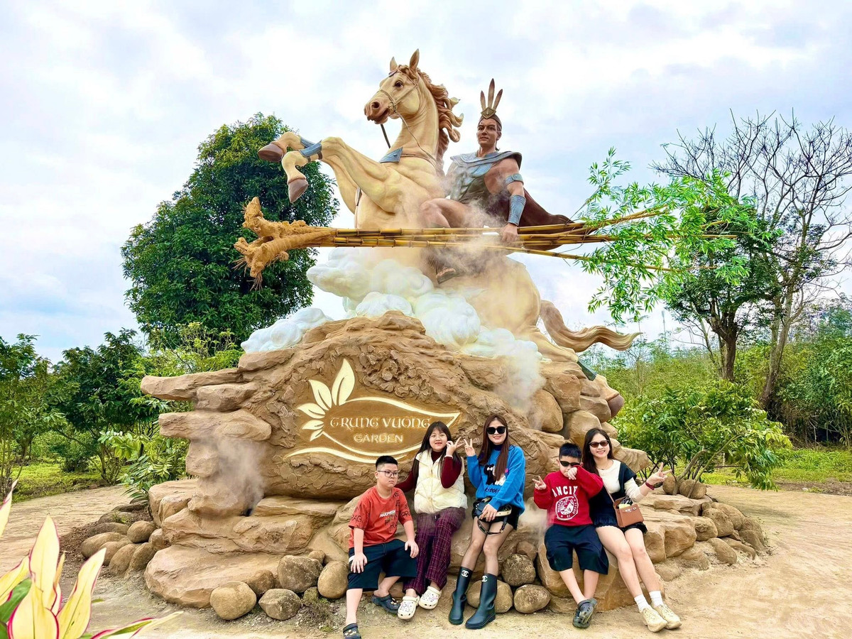 Hình ảnh con ngựa – biểu tượng của sức mạnh, tốc độ và sự bền bỉ – khi kết hợp với truyền thuyết Thánh Gióng càng làm nổi bật ý nghĩa về ý chí vượt khó và khát vọng vươn lên.