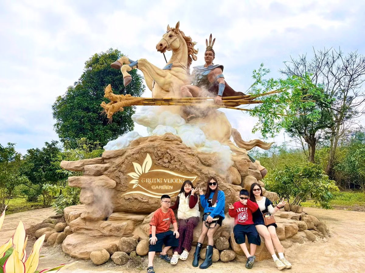 Hình ảnh con ngựa – biểu tượng của sức mạnh, tốc độ và sự bền bỉ – khi kết hợp với truyền thuyết Thánh Gióng càng làm nổi bật ý nghĩa về ý chí vượt khó và khát vọng vươn lên.