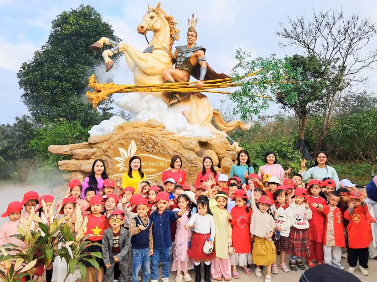 Nhiều du khách nhận xét rằng chỉ cần đứng trước tác phẩm đã có cảm giác như đang bước vào một trang sử thi sống động. Chính sự kết hợp giữa mỹ thuật, ánh sáng và không gian trải nghiệm đã giúp công trình nhanh chóng trở thành điểm đến nổi bật trong những ngày đầu năm.