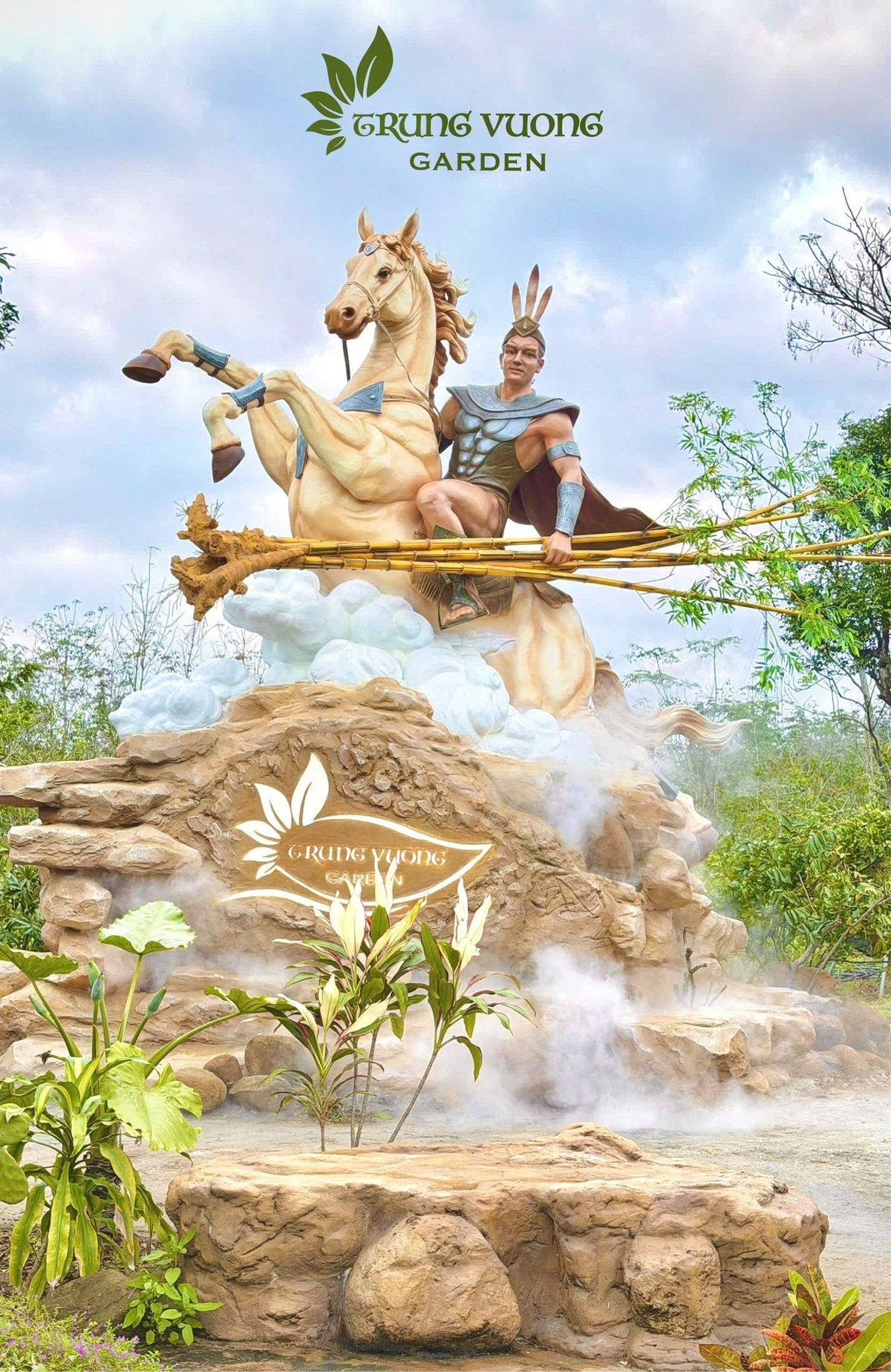 Điểm cuốn hút đặc biệt của bức tượng nằm ở sự hòa quyện giữa vẻ hào hùng và chuyển động mềm mại. Từng chi tiết như bờm và đuôi ngựa được xử lý uốn lượn tinh tế, tạo cảm giác đang tung bay trong gió. Các lớp cơ bắp của ngựa được thể hiện rõ ràng, mạnh mẽ nhưng không thô cứng, giúp tổng thể tác phẩm toát lên cảm giác chuyển động liên tục. Ảnh: Trung Vương Garden.