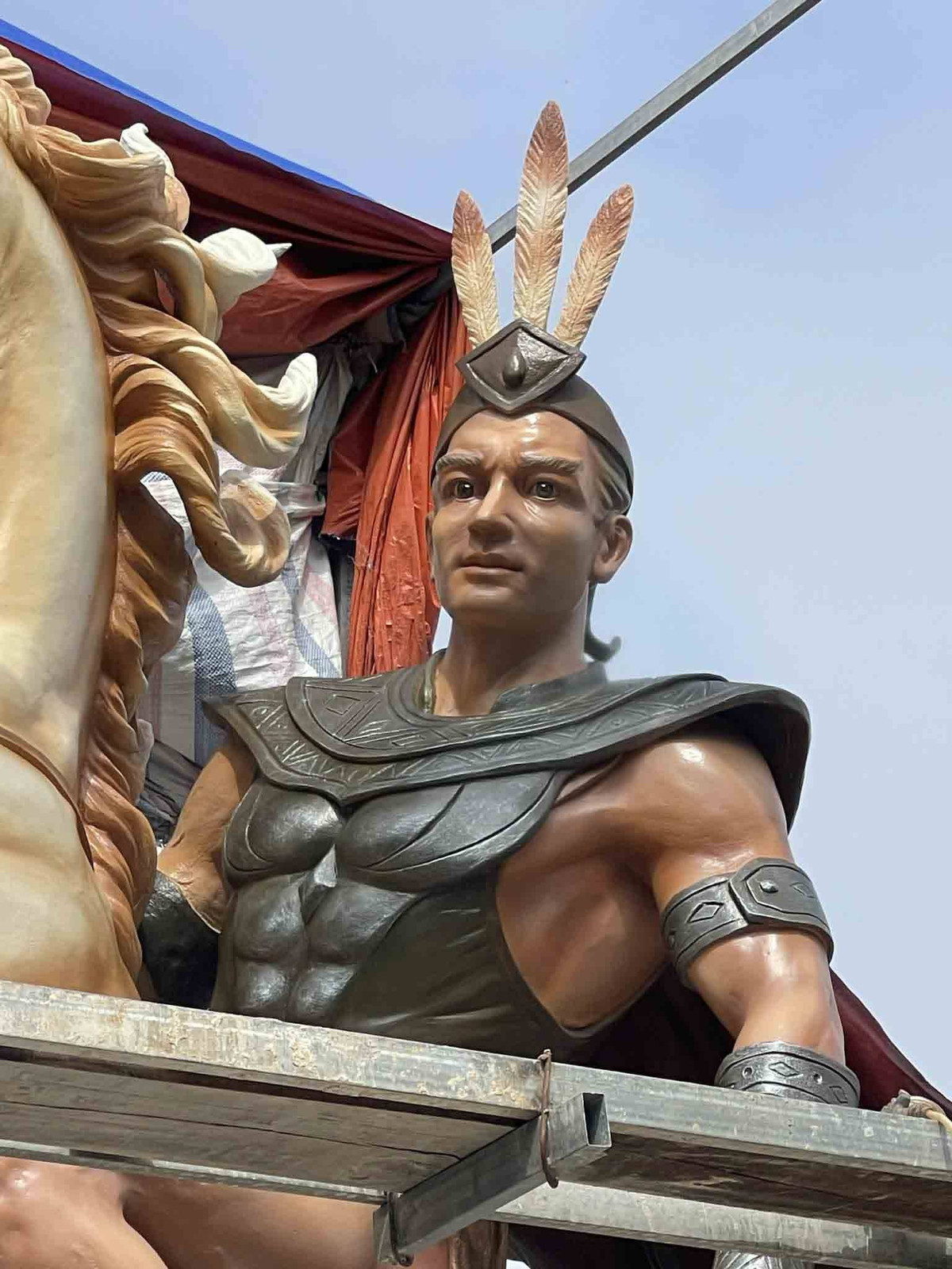 Hình tượng Thánh Gióng trên lưng ngựa cũng được khắc họa với thần thái dứt khoát, ánh nhìn hướng về phía trước, như biểu trưng cho khát vọng vươn cao của dân tộc.