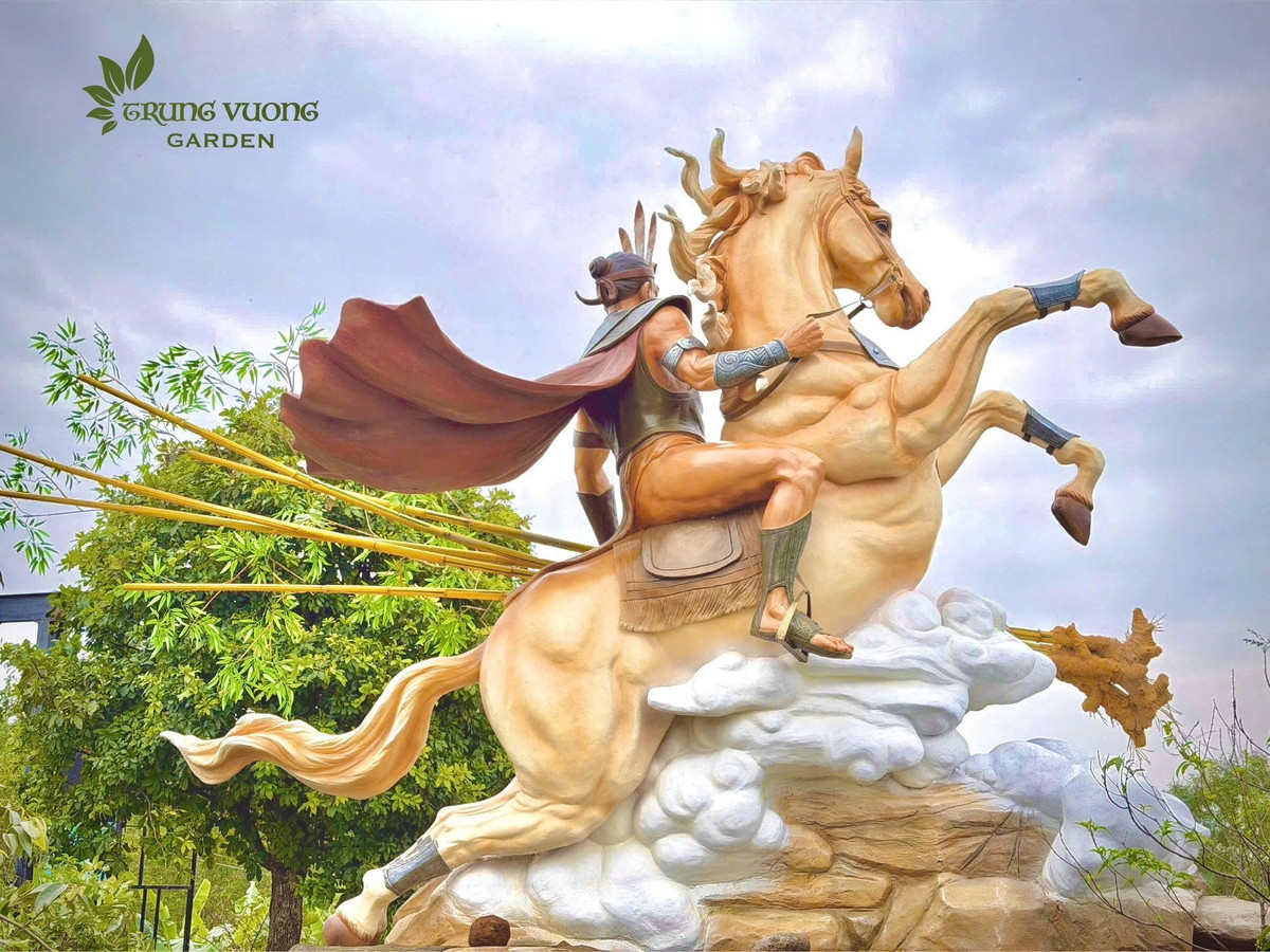 Tác phẩm là kết tinh tâm huyết của nhà điêu khắc trẻ Trương Trần Thiện Tâm (sinh năm 1992), một người con của Quảng Trị. Ảnh: Trung Vương Garden.