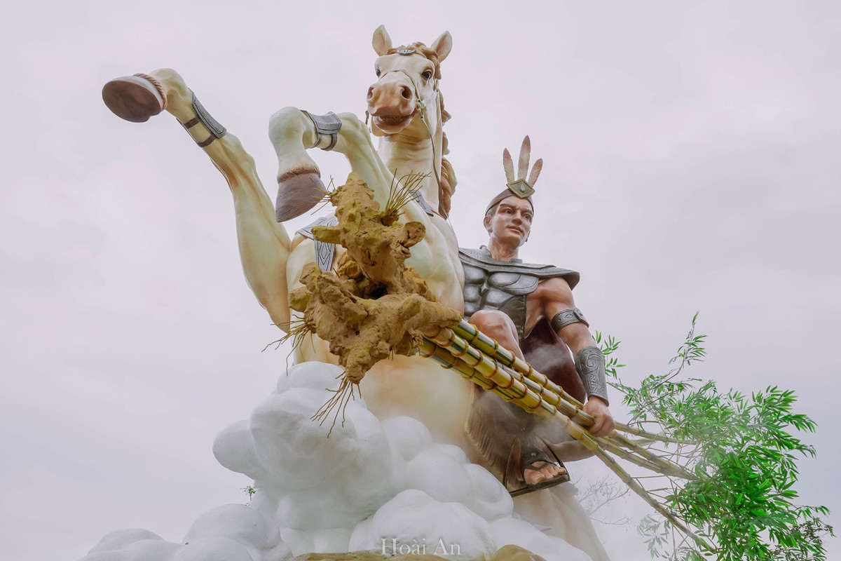 Linh vật năm nay ở Quảng Trị không chỉ đơn thuần là hình tượng con giáp theo lịch âm, mà được nâng tầm thành một biểu tượng văn hóa – lịch sử. Hình ảnh Thánh Gióng, vị anh hùng nhổ tre đánh giặc cứu nước, nay được tái hiện trong khoảnh khắc cưỡi bạch mã tung vó bay về trời, gợi nhắc tinh thần quật cường và ý chí bảo vệ non sông của dân tộc Việt Nam. Ảnh: Hoài An