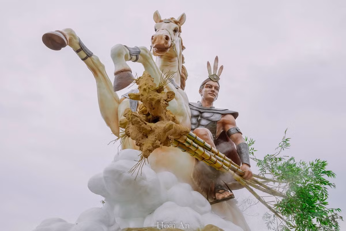 Linh vật năm nay ở Quảng Trị không chỉ đơn thuần là hình tượng con giáp theo lịch âm, mà được nâng tầm thành một biểu tượng văn hóa – lịch sử. Hình ảnh Thánh Gióng, vị anh hùng nhổ tre đánh giặc cứu nước, nay được tái hiện trong khoảnh khắc cưỡi bạch mã tung vó bay về trời, gợi nhắc tinh thần quật cường và ý chí bảo vệ non sông của dân tộc Việt Nam. Ảnh: Hoài An