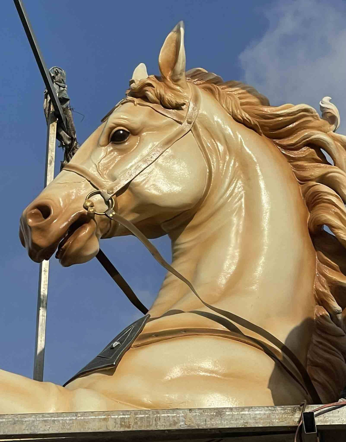 Không gian trưng bày linh vật cũng được đầu tư bài bản với bối cảnh mây trời, núi đồi cách điệu, tạo nên khung cảnh huyền ảo.